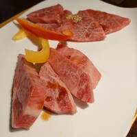 黒毛和牛焼肉 虎斑 北新地店 - 手間が特上カルビ。奥がウチヒラ