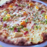 ファンダンゴ - ブロッコリーと玉子とサラミのピザ