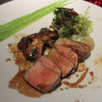 ラトリエ ドゥ ジョエル・ロブション - フランス バスク産キントア豚のロティーにセップ茸のフリカッセを添えて