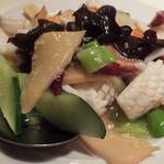 古都台南担々麺 - 「鮮花枝」：豚の挽肉を炒めて旨みを油に移した後、
      イカをキノコやキュウリ等と共に塩炒めにしたもの
      