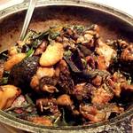 古都台南担々麺 - 「三杯鶏」：食べ進めるうちに、にんにくの濃厚なコクが
      グワッと体の奥から熱くしてくれます！
      