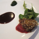 オマージュ - スパイシーなパン粉を纏った蝦夷鹿シンタマ　ソース・ポワヴラード