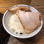 松戸中華そば 富田食堂 - ご飯にチャーシューを乗せてパクり♪美味し。
