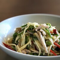 老上海 陸氏厨房 中洲店 - ＊マコモタケのシャキシャキ食感がよく、豚肉も柔らかい。ピーマン等のお野菜もたっぷり。 青椒肉絲風と伺ったのですが、オイスターソース多めのタイプではなく、 でも見た目よりもしっかりしたお味付で、唐辛子のピリ辛感がアクセントになり美味しい。