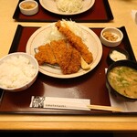 Katsutoki - 特選ランチと豚汁
                        アサリのお味噌汁も美味しいんだけど豚汁もいいねえ