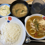 松屋 - 料理写真:シーフードカレーとお新香。
お新香はいらなかったかもしれん。笑