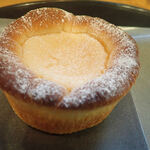 ブーランジェリー マルシェ - バスクチーズケーキ風パン　デニッシュぽいパンのうつわに、チーズフィリングのデザートぽいパン