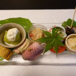 久 - 先付：バイ貝、うるか、フルーツトマト、生しらす、無花果、鴨、シャインマスカット、出汁巻き玉子