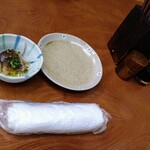 大衆割烹 藤八 - お通しの鰹たたきとテーブルセット。