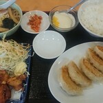 麺飯中華厨房 八福食堂 - 餃子定食 700円 全景