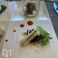 オールデイダイニング オアシスガーデン - 手前：穴子のフリッター サクっとして軽やかで美味しい！野菜もフレッシュです。奥：ポキサラダみたいなサラダで、ご飯持って来い～！って感じです。これ日本人なら絶対好きなやつ