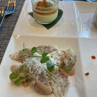 オールデイダイニング オアシスガーデン - 手前：名前は忘れましたが小さな白菜みたいな野菜の上にタロイモチップスとパルメザンチーズ。オーロラドレッシングが凄く美味しい。