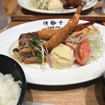 洋食屋 伊勢十 - 海老フライと鮮魚のムニエル（本日は真鯛）きのこのクリームソース