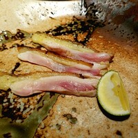 YAKITORI 燃 es - 媛っこ地鶏もも肉。芸術的な美しさ。たまたまめったにない、最高の熟成状態の鶏を頂けました。ありがたし。時の運としか言えませんが、最高の衝撃でした。