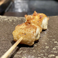 YAKITORI 燃 es - ふり袖にかんずり（唐辛子味噌）
                一羽で二個しか取らない希少部位のふり袖。
                香ばしさが半端ありませんからほんとに素晴らしい♪
                皮はジューシーで身はしっとり、串の打ち方に焼きの技ありの一本です。
