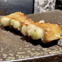 YAKITORI 燃 es - 包みネギ
                  へ〜鶏の皮でネギを包んでるのか！
                  こいつも旨いじゃないの！
                  皮の脂でネギが焼かれた感じがとても旨い、脂とネギの甘みも相乗効果でめちゃ旨い！！