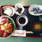 Yahataya - 三食丼 (2,080円・税込)