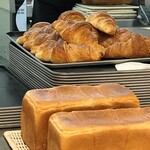 ペンギンベーカリー - 焼き立てのクロワッサンは軽くてサクサクして美味しいです