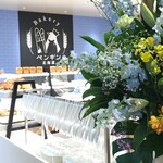 ペンギンベーカリー - 真っ白のトレーにお好きなパンをお取りください