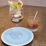 フロムトップ - いちじくとぶどうのパフェとカフェオレのアイス