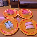 Sushiro Hiroshima Chourakujiten - マグロ２皿、エンガワ、ブリ