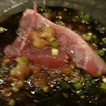 ぼうの - 鰹のお刺し身をニンニク醤油で