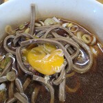 一〇そば - 黄身をツンツン