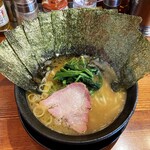 横浜家系ラーメン 三郷家 - ラーメン680円麺硬め。海苔増し100円。