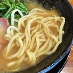 横浜家系ラーメン 三郷家 - 大橋製麺多摩の中太麺はツルっとした食感。