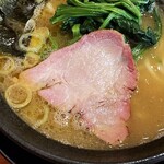 横浜家系ラーメン 三郷家 - チャーシューはスモークです。