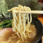 横浜家系ラーメン 三郷家 - 麺リフト。