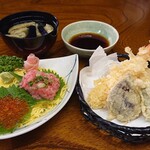 ミニいくらネギトロ丼と天ぷらのセット 1700円（税込1870円）