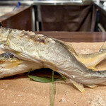Tadeno Ha - 鮎を二種
                大きな鮎は岐阜県の高原川、中型サイズは熊本県の天然物。大きな鮎は21cm、このサイズが頭から骨まで美味しく食べれる最大クラスだそうで、これ以上となると骨までは熱が通り難くなるのだとか。