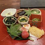 たでの葉 - 枝豆豆腐
      茄子揚げびたし
      汲み上げ湯葉叩きオクラ
      金時草おひたし
      ほうれん草ズッキーニの酢味噌和え
      万願寺唐辛子ジャコ炒め
      かぼちゃ含め煮
      冬瓜生姜煮
      ミニトマト甘酢漬け
      無花果白酢がけ
      玉蜀黍天ぷら
