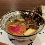 たでの葉 - きのこのスープ
            タマゴタケにムラサキヤマドリダケと、聞き覚えのないキノコのスープですが、鰹出汁を少しとあとはキノコからいい味が出て良い味わいです。