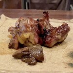 たでの葉 - スッポン炭火焼き
      タレはほんのりと甘さがありますが、それよりも身の甘みが脂と共に素晴らしいですね。
      スッポンにも旬があるそうで、今頃から秋にかけてが一番栄養を蓄えて美味しいそうです。