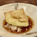 たでの葉 - 青茄子の天ぷら
      下の大根おろしをたっぷりつけてハフハフ、熱いので気を付けて下さいねとしたご主人の声にしっかりと耳を傾けてましたから、火傷せずにすみました。
      天ぷらにしても水分があり瑞々しいです。