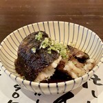 たでの葉 - 三河一色産の養殖うなぎ
      自らの脂で焼かれた皮目のパリパリさ、身は余分な脂が落ちふっくら、直焼きの美味しさが如実に感じられます！
      タレはすっきり、実山椒のピリッとした辛み風味が活きて、とても美味しい。