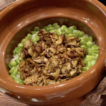 たでの葉 - アカヤマドリダケと銀杏の土鍋ご飯
      ポルチーニの仲間のアカヤマドリダケは香りが強くまさに日本のポルチーニ！
      素敵な芳香の土鍋ご飯には、愛知県産の銀杏がたっぷり。
      香り良し味よし間違いなし！！