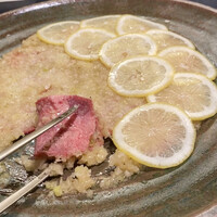 名古屋焼肉きらく - ネギの下からタン　　タン元の良い部分✨
                    ネギ塩を挟んで焼くよー
