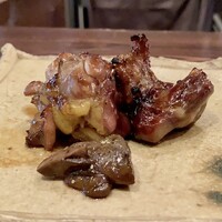 たでの葉 - スッポン炭火焼き
                      タレはほんのりと甘さがありますが、それよりも身の甘みが脂と共に素晴らしいですね。
                      スッポンにも旬があるそうで、今頃から秋にかけてが一番栄養を蓄えて美味しいそうです。
