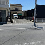 Yamamoto Okonomiyakiten Honten - 店の前の駐車場