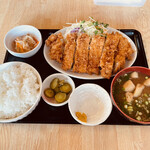 お食事処よろづ - チキンカツ定食