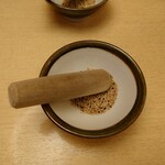 Katsutoki - 提供された胡麻と小さな庭すり鉢。
                        胡麻をスリスリ擦りまくる？(笑)