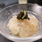 西麻布 焼肉 X - スープをシャーベット状に凍らせた冷麺には
      キャビアと青唐辛子をアクセントに。