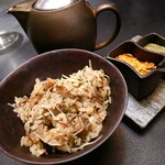 西麻布 焼肉 X - もつまぶし
      フライドオニオンや山椒をまぶしてお茶漬け的にも楽しめる