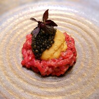 西麻布 焼肉 X - 但馬玄 三角バラのユッケはキャビアと雲丹のせの豪華版