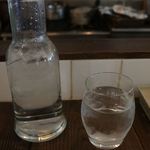アオイクカフェ - お水はボトル（氷入り）でもらえます