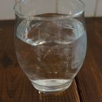 アオイクカフェ - 水をいただくグラスもちょっと変わった形？
