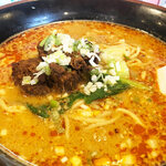 Saika - 20cm弱のどんぶりに入って提供。濃厚そうなスープにほうれん草、肉味噌のラインナップ。